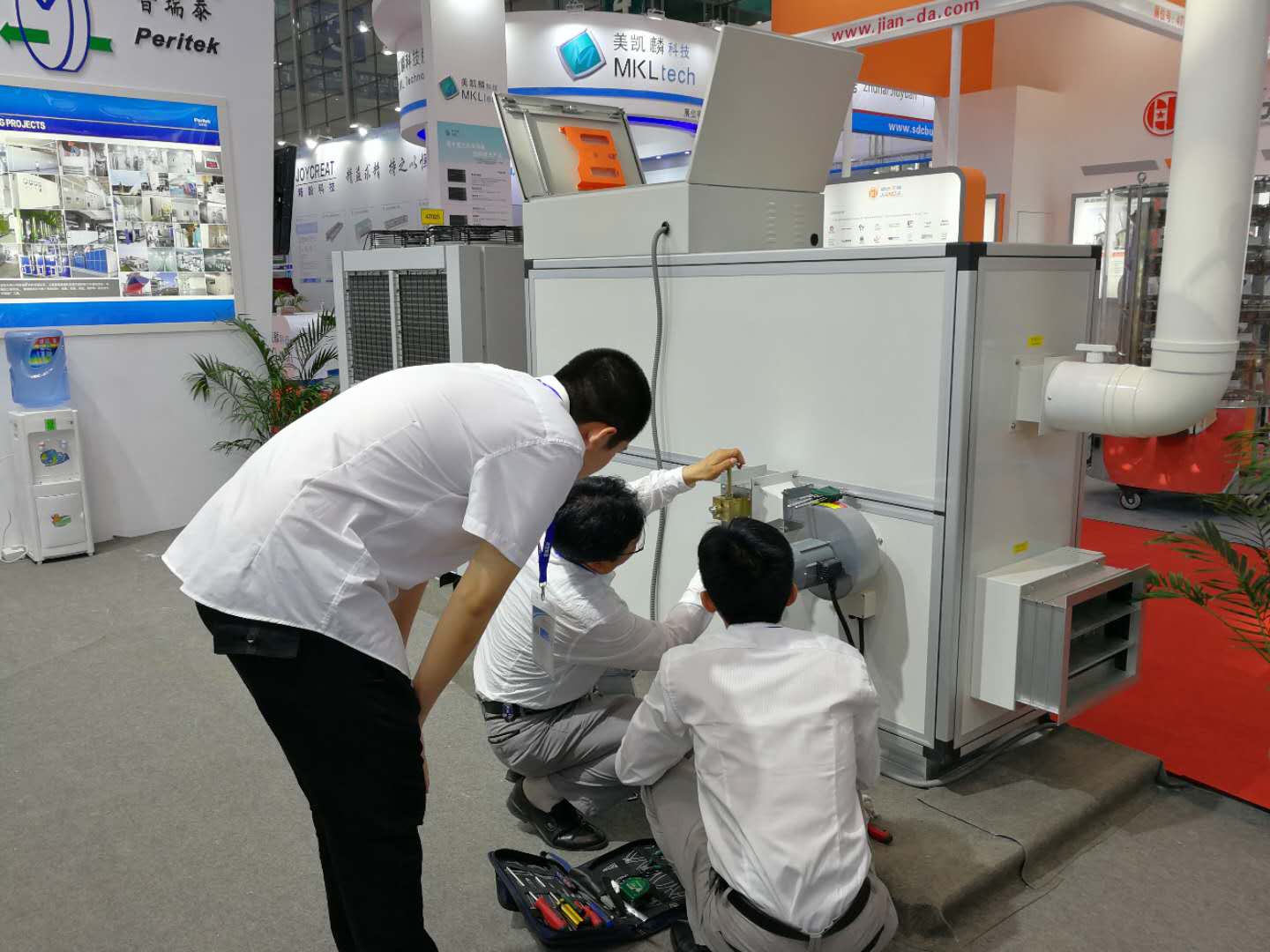 黄片免费视频软件泰總經理吳建平親自檢查參展設備